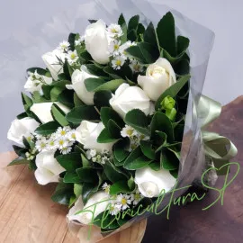 Buquê com 12 Rosas Brancas