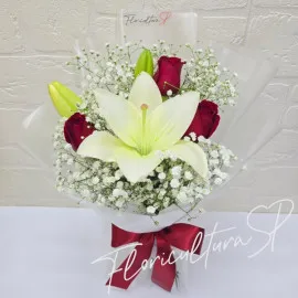 Buquê lírio branco e rosas vermelhas
